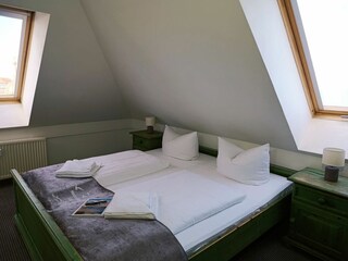Schlafzimmer mit Doppelbett