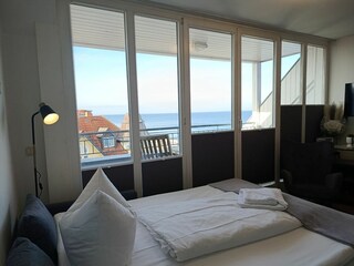 Wohnbereich mit ausgeklappter Schlafcouch