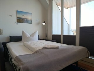 Wohnbereich mit ausgeklappter Schlafcouch