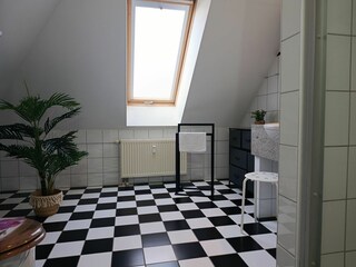 Großes Badezimmer mit Dusche