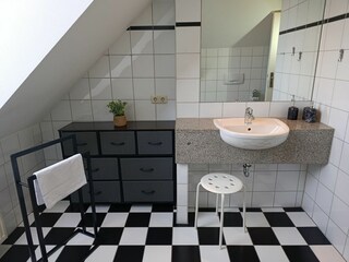 Großes Badezimmer mit Dusche