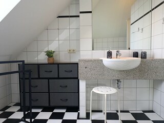 Großes Badezimmer mit Dusche