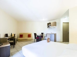 Apartment Gréasque  8