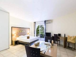 Apartment Gréasque  17