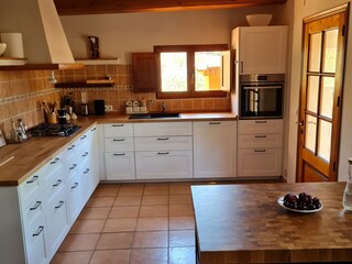 Voll ausgestattete moderne Küche