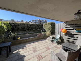 Private Terrasse im Westen,.Mit Gartenmöbeln und Sonnen