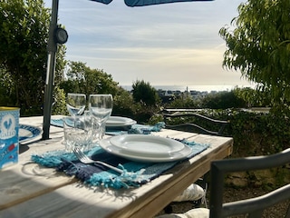 Abendessen mit Meerblick im Garten