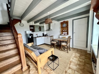 Eine Treppe führt zum Schlafzimmer und Duschbad