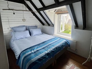 Comfortable 160 x 200 cm bed with sea view