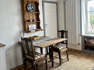 Essbereich im bretonischen Stil mit Meerblick