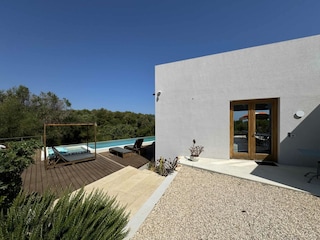 Hauseingang mit Verbindung zu Pool, Terrasse und Wohnbe