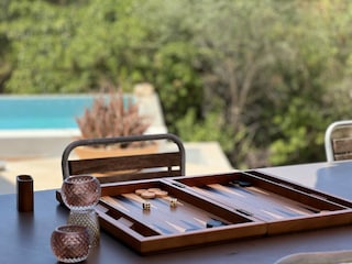 Backgammon am Pool mit Blick ins Grüne