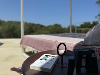 Lesen und Entspannen unter freiem Himmel