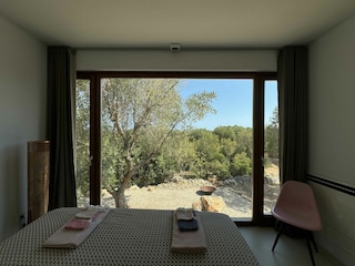 Schlafzimmer mit Panoramablick ins Grüne