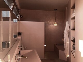Masterbadezimmer mit begehbarer Dusche