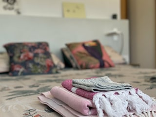 Farblich abgestimmte Bett- und Badewäsche