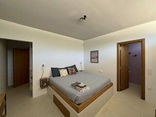 Unteres Zimmer mit eigenem Badezimmer