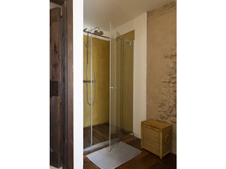 BATHROOM, GROUND FLOOR
