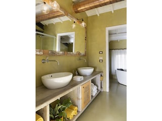 BATHROOM 1, FIRST FLOOR