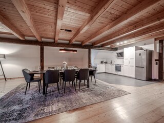 Esstisch und Küchenbereich