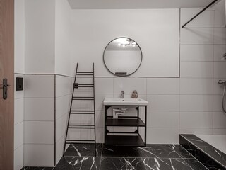 Badezimmer mit Dusche