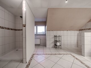 Zweites Badezimmer mit Dusche und Sauna