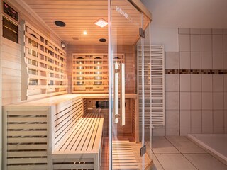 Infarotsauna im großen Badezimmer