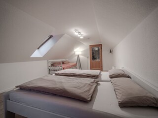 Schlafzimmer über Wohnbereich mit Wendeltreppe