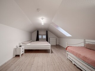 Schlafzimmer über Wohnbereich