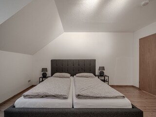 Doppelbett im Schlafzimmer 3