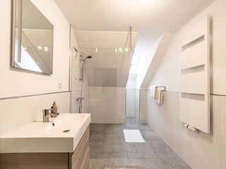 Bad mit riesiger Dusche