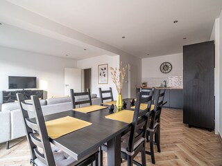 Esstisch und Küchenbereich