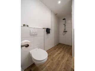 WC und Zugang zur großen Dusche