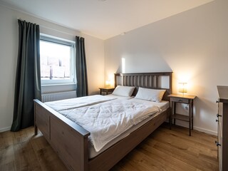 Schlafzimmer 3 mit Kommode und Doppelbett