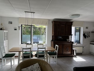 Esszimmer mit angrenzender Küche