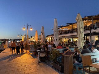 Ortsmitte Fazana abends