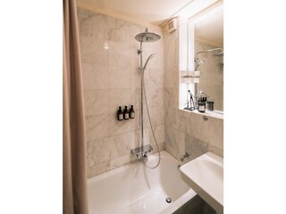 Modernes Marmorbad mit Grohe Regendusche und Badewanne