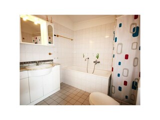 Badezimmer mit Wanne und separate Dusche