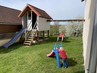 Spielhaus mit Schaukeln, Rutsche und Sandkasten