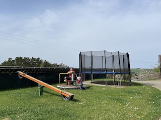Trampolin, Karussell und Wippe im Garten