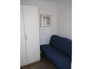 Schlafzimmer mit Ausziehcouch