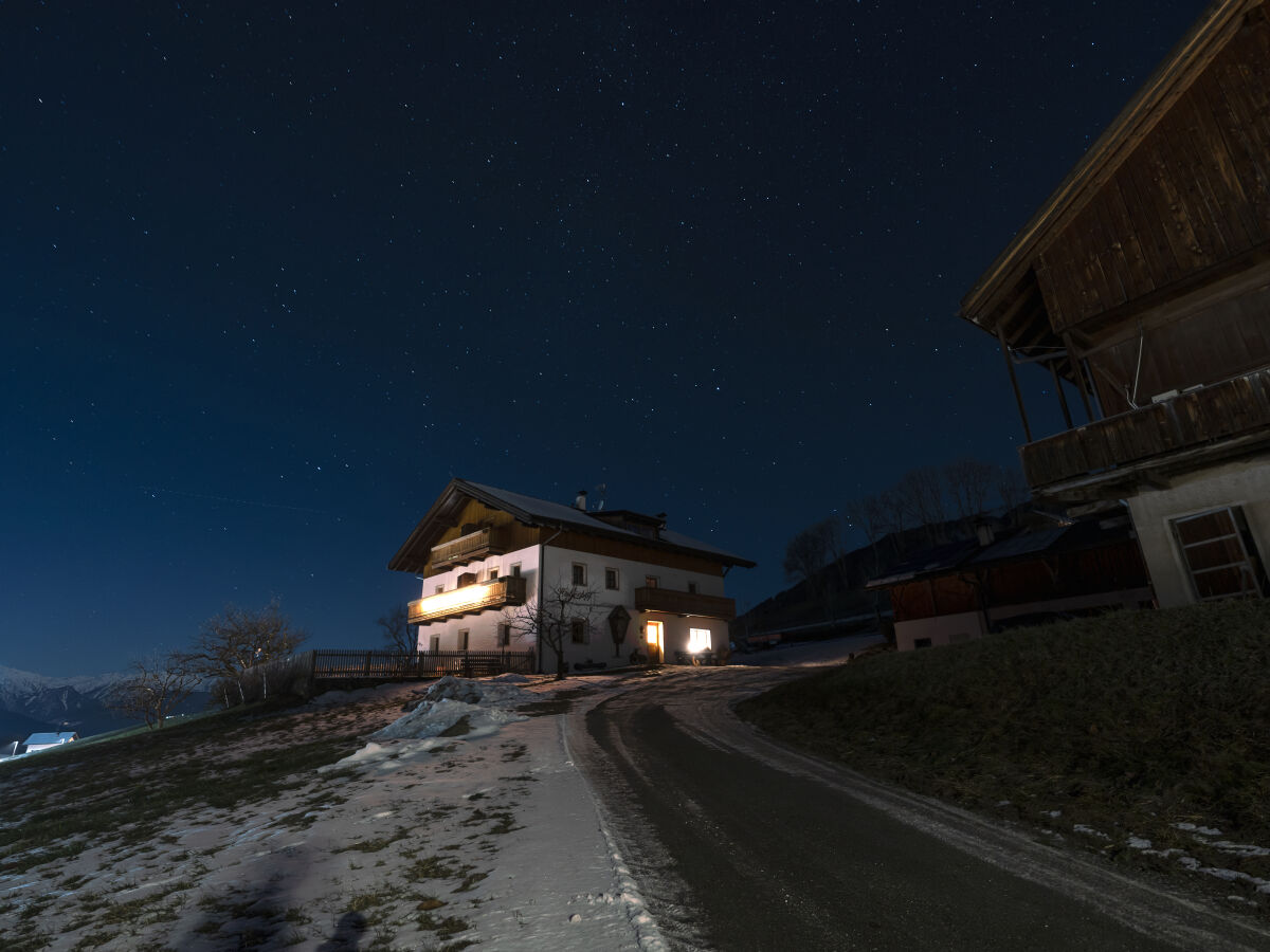 Huberhof mit Sternenhimmel