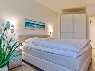 Schlafzimmer mit Kleiderschrank