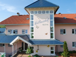 Eingang  von Carport in den Wellnesshof