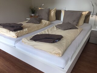 Schlafzimmer großes Bett , komfortmatratzen