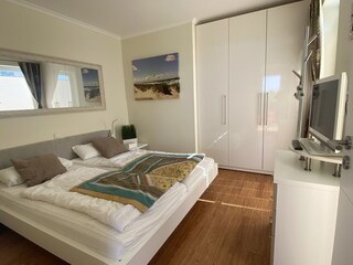 Doppelbett , großer Schrank, TV , Ausgang z Balkon