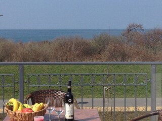 Nur der Deich und ein Radweg , 30mtr.zum Strand