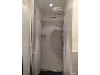 Große begehbare Dusche mit Tropenbrause