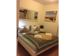 Schlafzimmer, Betten frisch bezogen