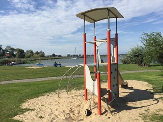 Spielplatz und Badestrand am Achterwasser